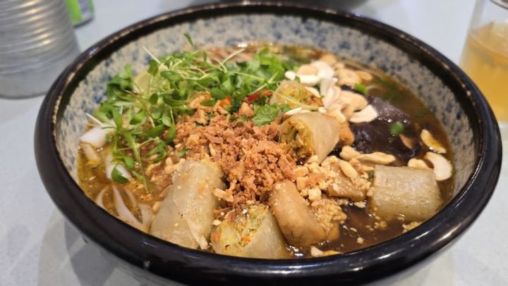 Phở vegan aux nouilles de riz — Yummy Bowl Bruxelles